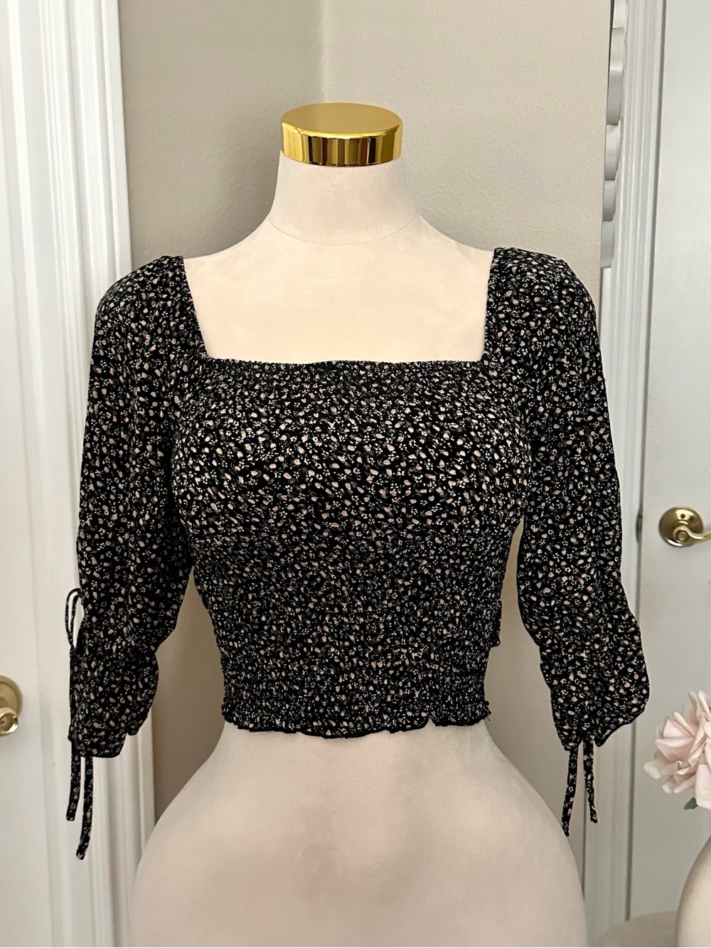 Blush J Black Floral Smocked Square-Neck Crop Top w/ 3/4 Tie Sleeves Sz M